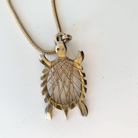 Vintage Napier Gold Tone Sea Turtle Necklace Metal Wire Wrap Pendant 15" DR2 - Picture 4 of 9